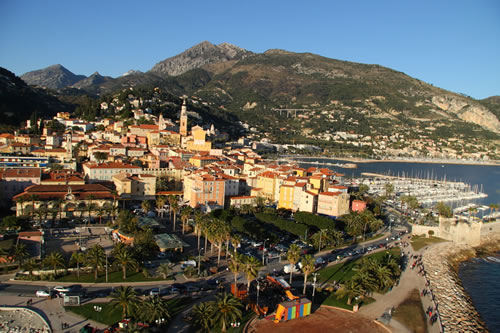 Une vue de la vieille ville de Menton et de la crte frontalire