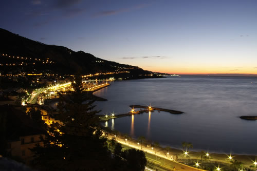 Le lever de soleil sur La baie Est de Menton