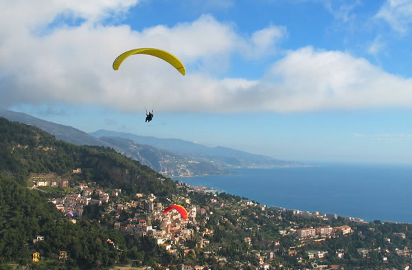 Parapente au dessus de Roquebrune