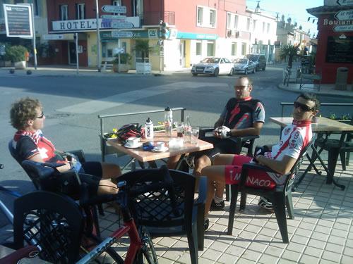 une pause hydratation et énergie après 180 km